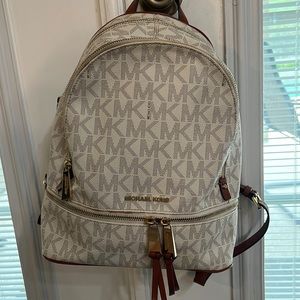 Brand New with Tags MICHAEL MICHAEL KORS
Rhea Medium Logo Backpack